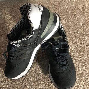Black and white New Balance 574